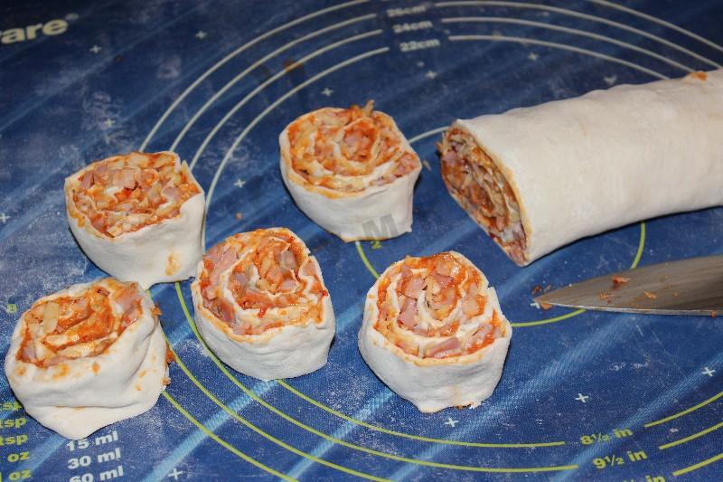Шаг 2 приготовления Рулетики слоеные с сыром и беконом