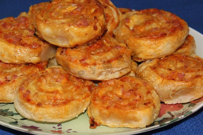 Шаг 4 приготовления Рулетики слоеные с сыром и беконом