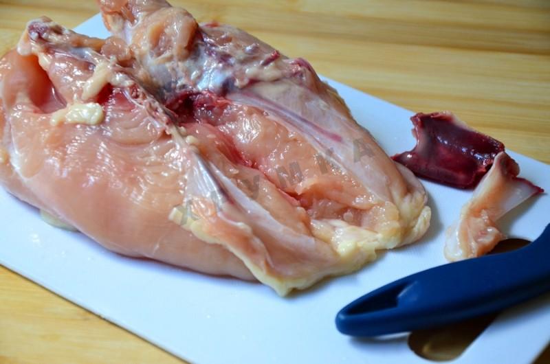 Шаг 1 приготовления Куриные рулетики с шампиньонами и перепелиными яйцами