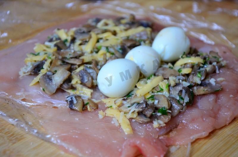 Шаг 10 приготовления Куриные рулетики с шампиньонами и перепелиными яйцами