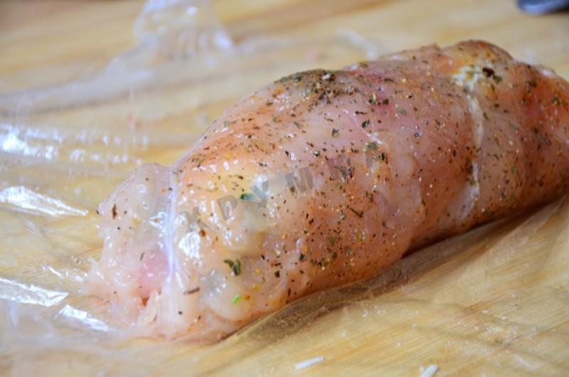 Шаг 11 приготовления Куриные рулетики с шампиньонами и перепелиными яйцами