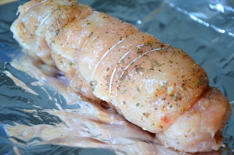 Шаг 12 приготовления Куриные рулетики с шампиньонами и перепелиными яйцами