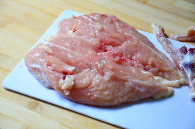 Шаг 2 приготовления Куриные рулетики с шампиньонами и перепелиными яйцами