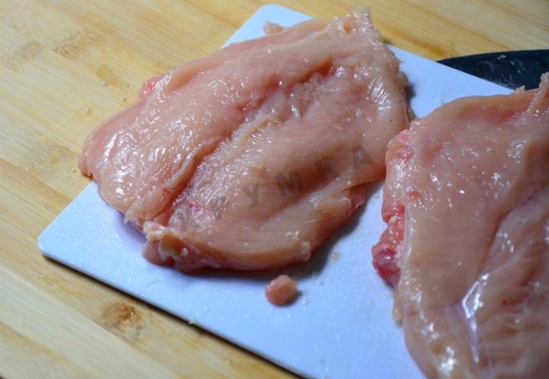 Шаг 3 приготовления Куриные рулетики с шампиньонами и перепелиными яйцами