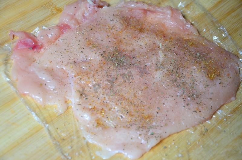 Шаг 5 приготовления Куриные рулетики с шампиньонами и перепелиными яйцами