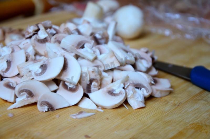 Шаг 6 приготовления Куриные рулетики с шампиньонами и перепелиными яйцами