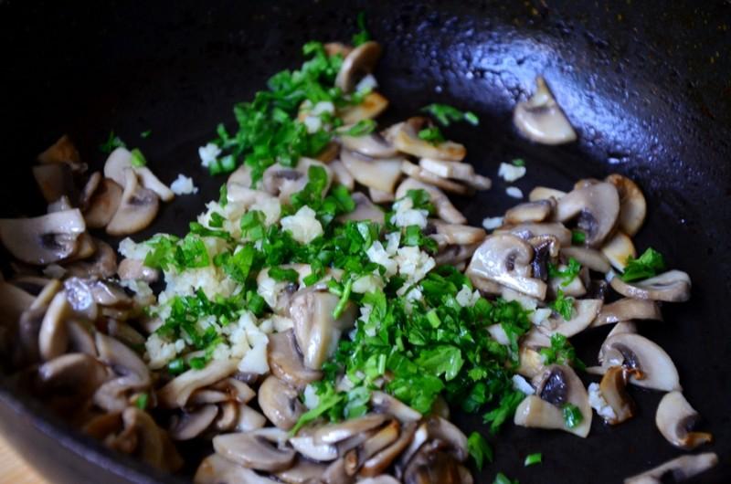 Шаг 8 приготовления Куриные рулетики с шампиньонами и перепелиными яйцами