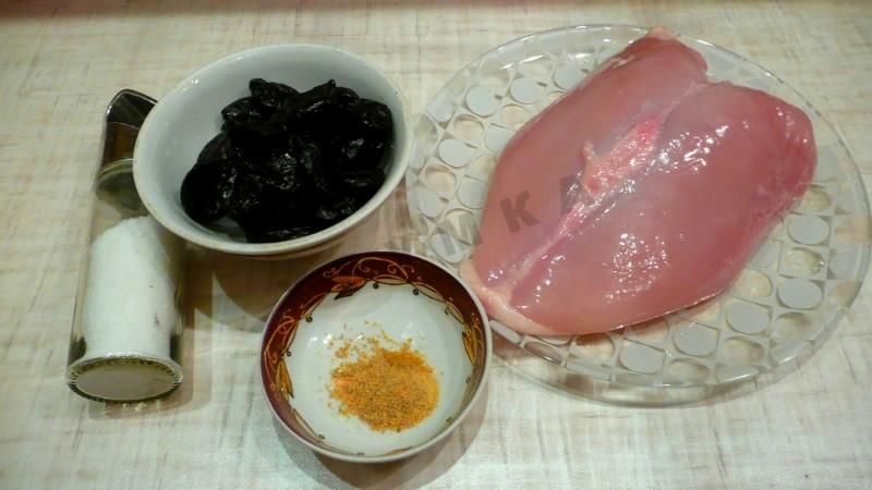 Шаг 1 приготовления Куриный рулет черносливный