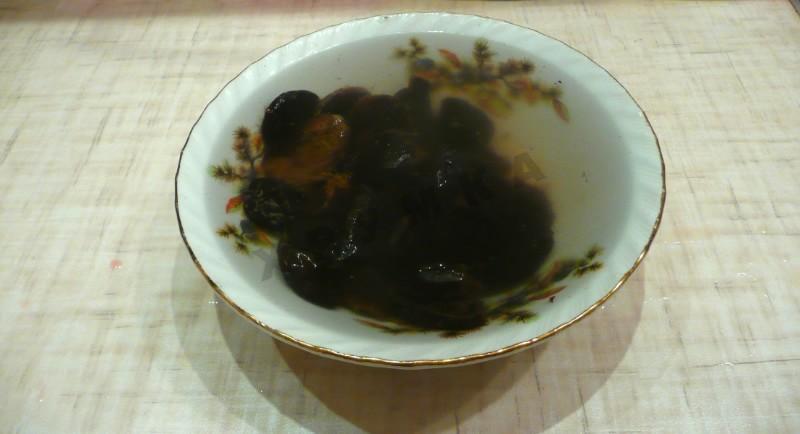 Шаг 4 приготовления Куриный рулет черносливный
