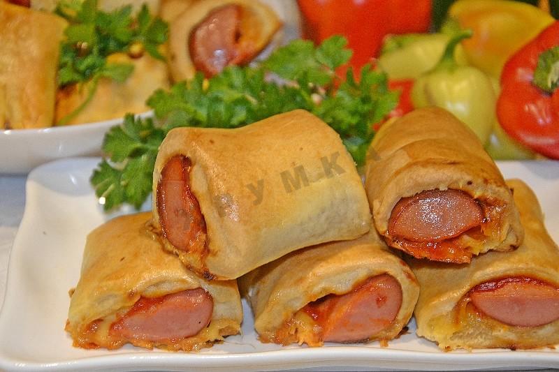 Шаг 10 приготовления Рулеты с сыром и сосисками