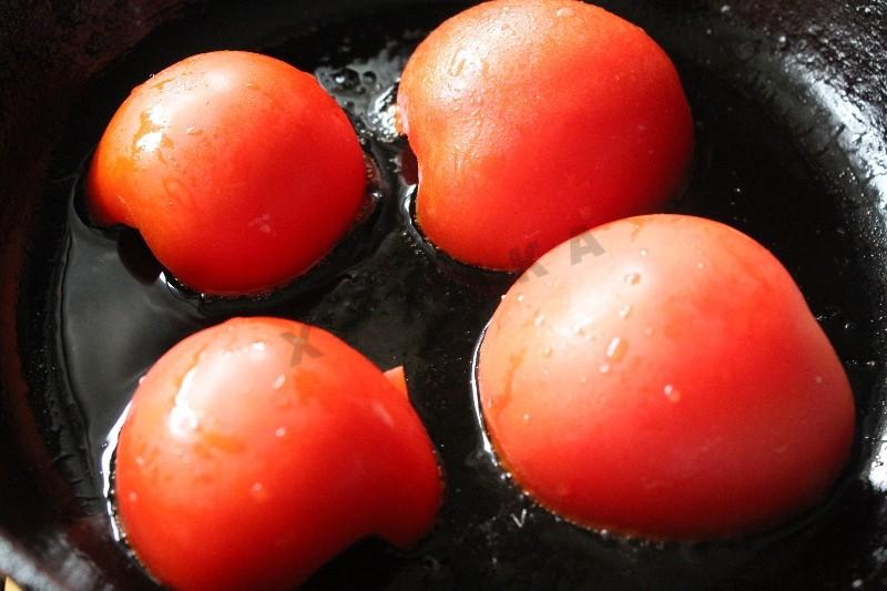 Шаг 2 приготовления Жареные помидоры с сыром и чесноком