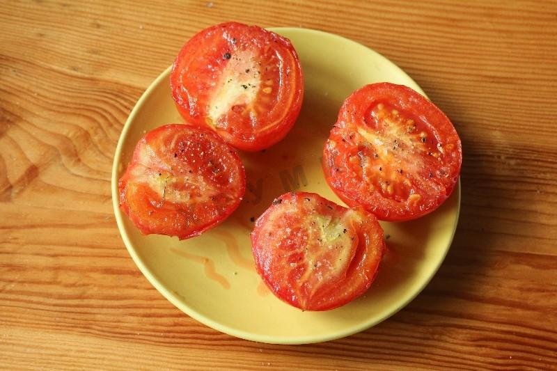 Шаг 3 приготовления Жареные помидоры с сыром и чесноком