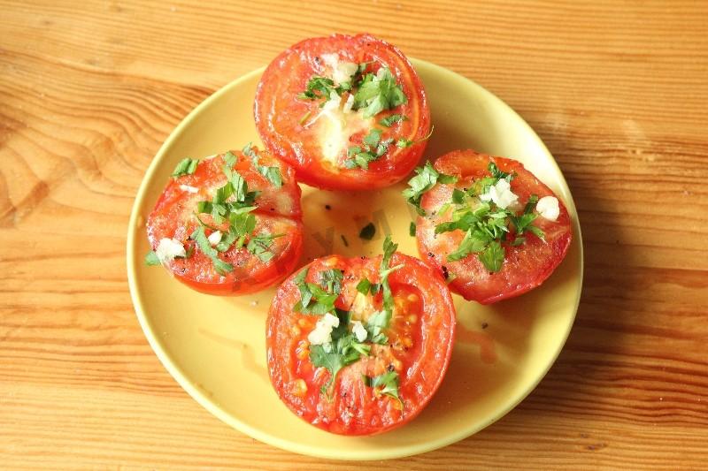 Шаг 4 приготовления Жареные помидоры с сыром и чесноком