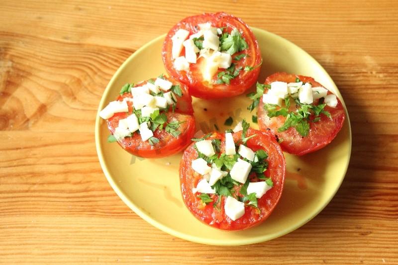 Шаг 5 приготовления Жареные помидоры с сыром и чесноком