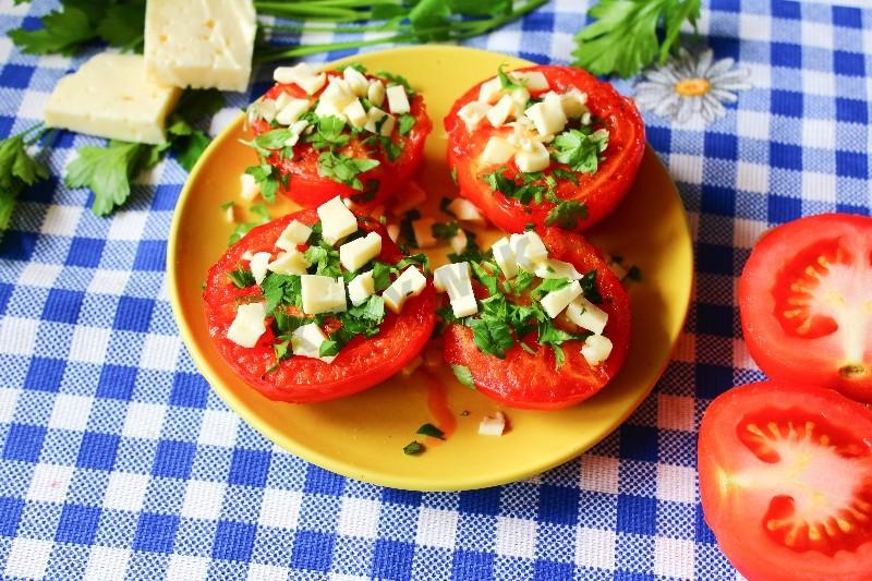 Шаг 6 приготовления Жареные помидоры с сыром и чесноком