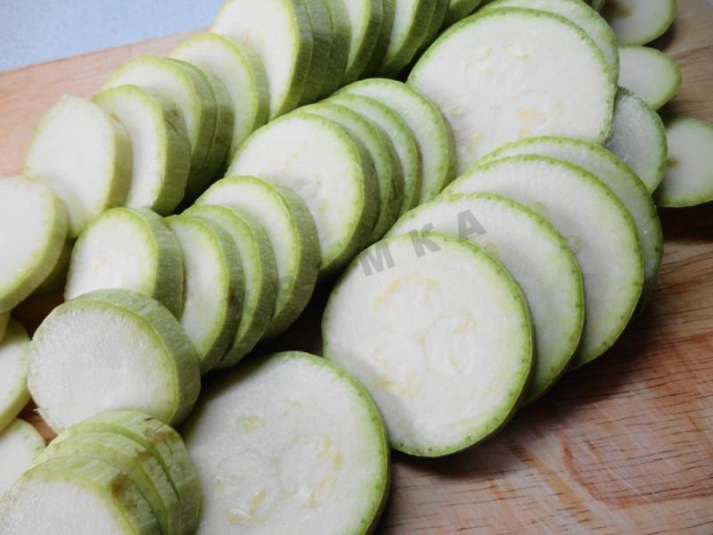 Шаг 2 приготовления Кабачки запеченные в сметане в мультиварке