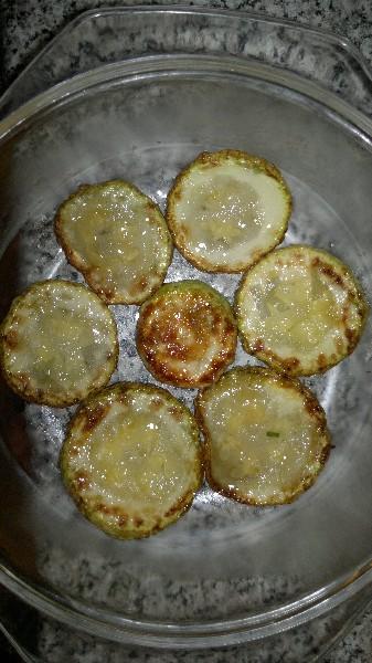 Шаг 3 приготовления Жареные кабачки кружочками с укропом и чесноком
