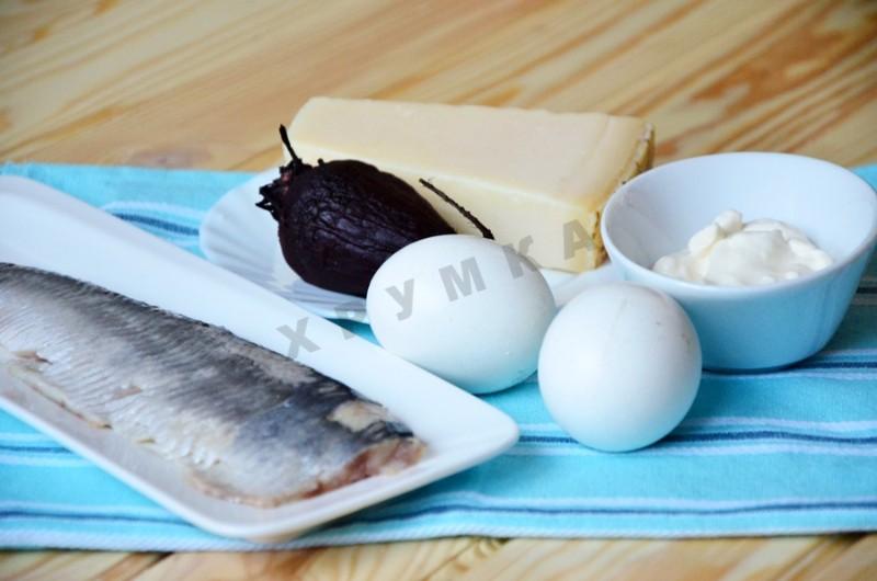 Шаг 1 приготовления Яйца с сельдью и свеклой на новогодний стол