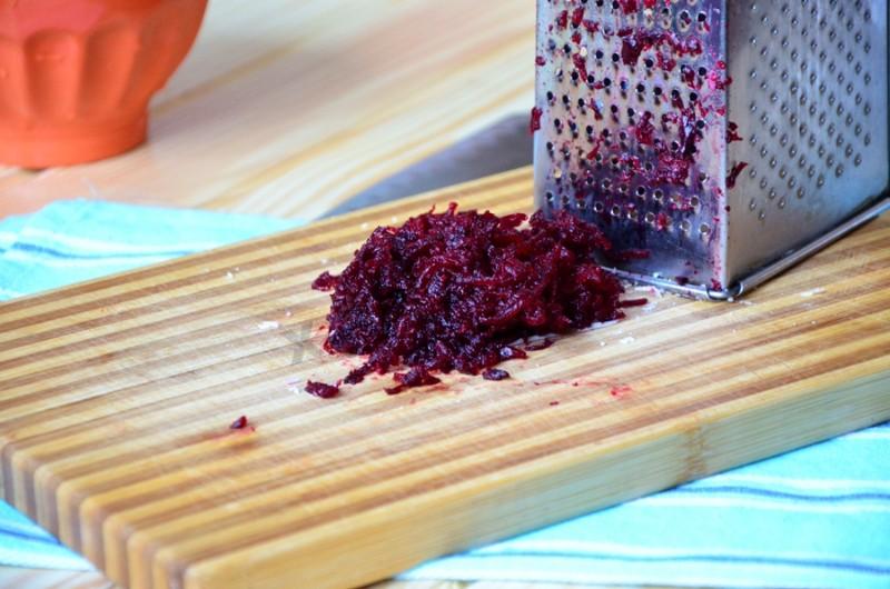 Шаг 4 приготовления Яйца с сельдью и свеклой на новогодний стол
