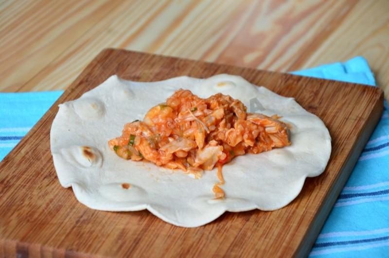Шаг 6 приготовления Буррито с курицей и рисом