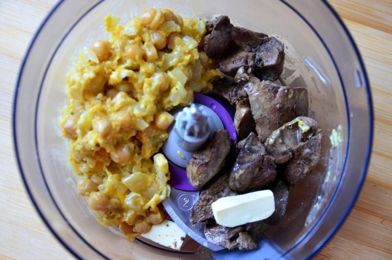 Шаг 5 приготовления Паштет из куриной печени с горохом нут