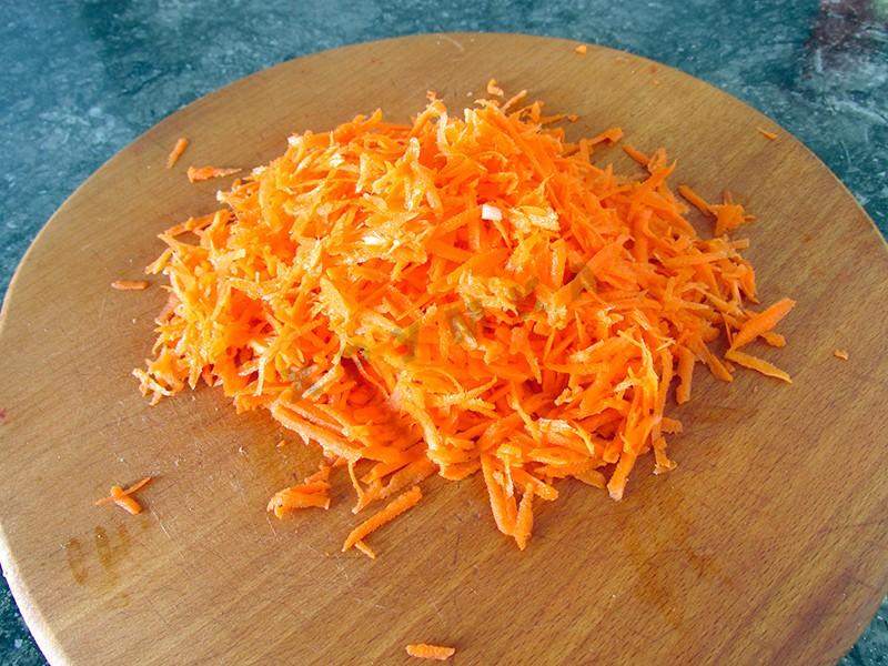Шаг 7 приготовления Паровые рулетики из теста с зеленью и жаркое со свининой