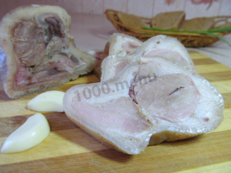 Шаг 16 приготовления Свиная рулька с хмели сунели в кастрюле на плите
