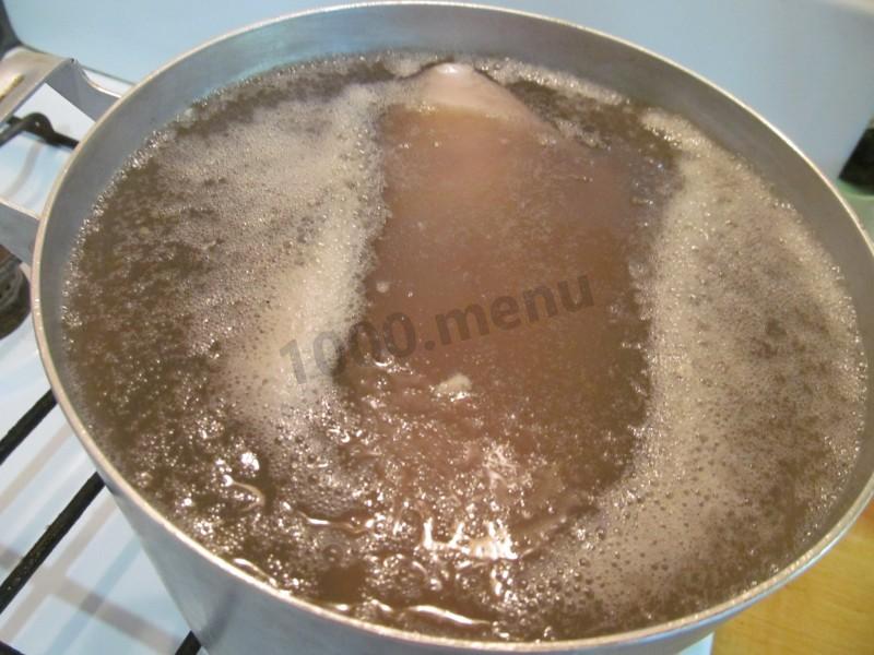 Шаг 4 приготовления Свиная рулька с хмели сунели в кастрюле на плите