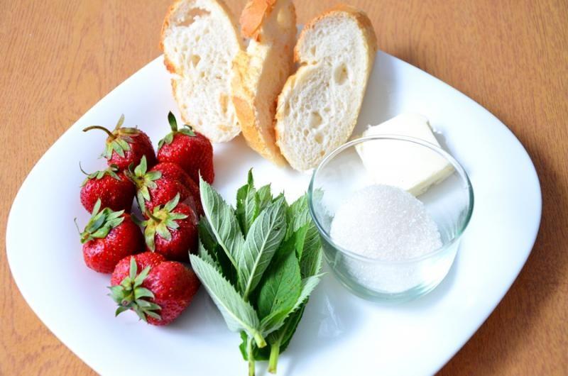 Шаг 1 приготовления Гренки с клубникой