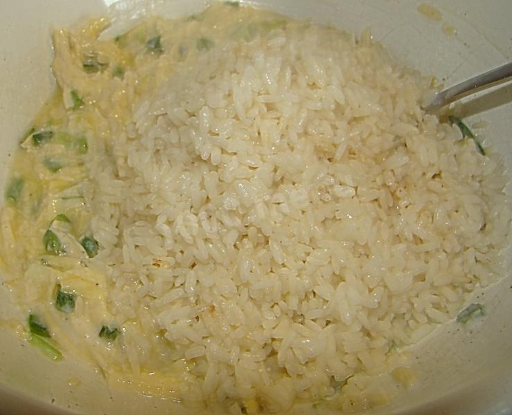 Шаг 5 приготовления Хрустящие рисовые котлеты с зеленым луком