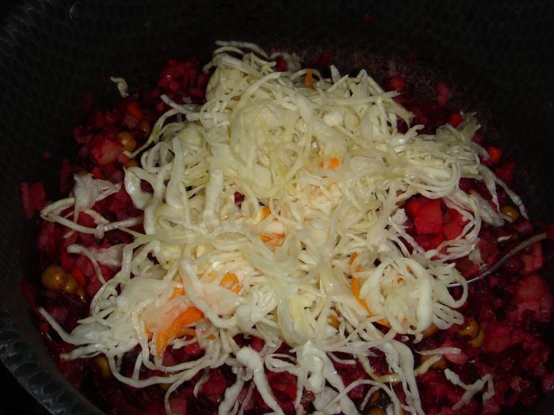 Шаг 10 приготовления Вкусный винегрет с селедкой зеленым луком и капустой