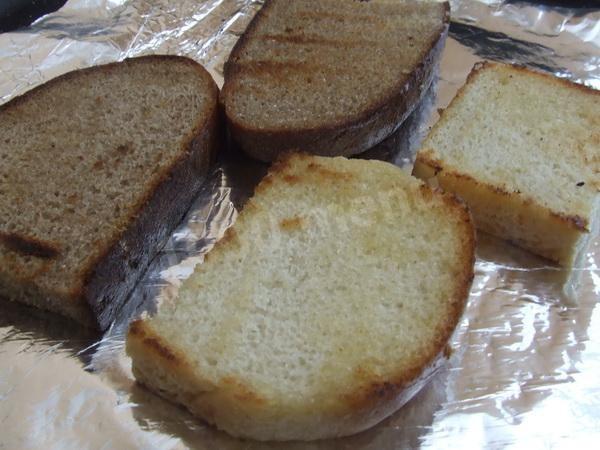 Шаг 1 приготовления Горячие бутерброды с помидорами и сыром в духовке