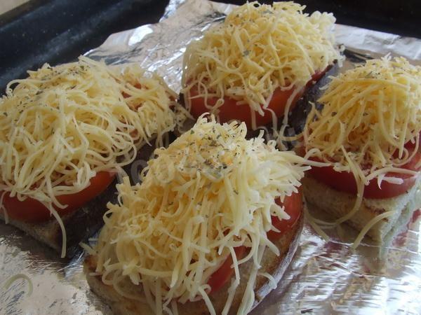 Шаг 2 приготовления Горячие бутерброды с помидорами и сыром в духовке