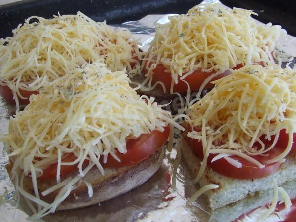 Шаг 3 приготовления Горячие бутерброды с помидорами и сыром в духовке