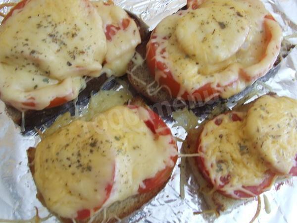 Шаг 4 приготовления Горячие бутерброды с помидорами и сыром в духовке