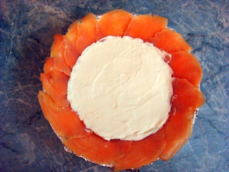 Шаг 18 приготовления Салат Торт рыбный из семги с икрой