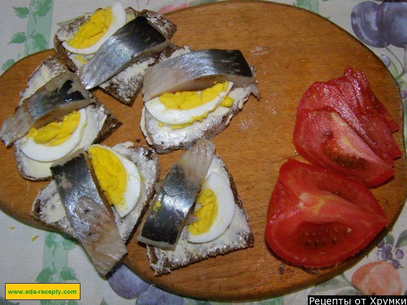 Шаг 4 приготовления Простые закусочные бутерброды с селедкой