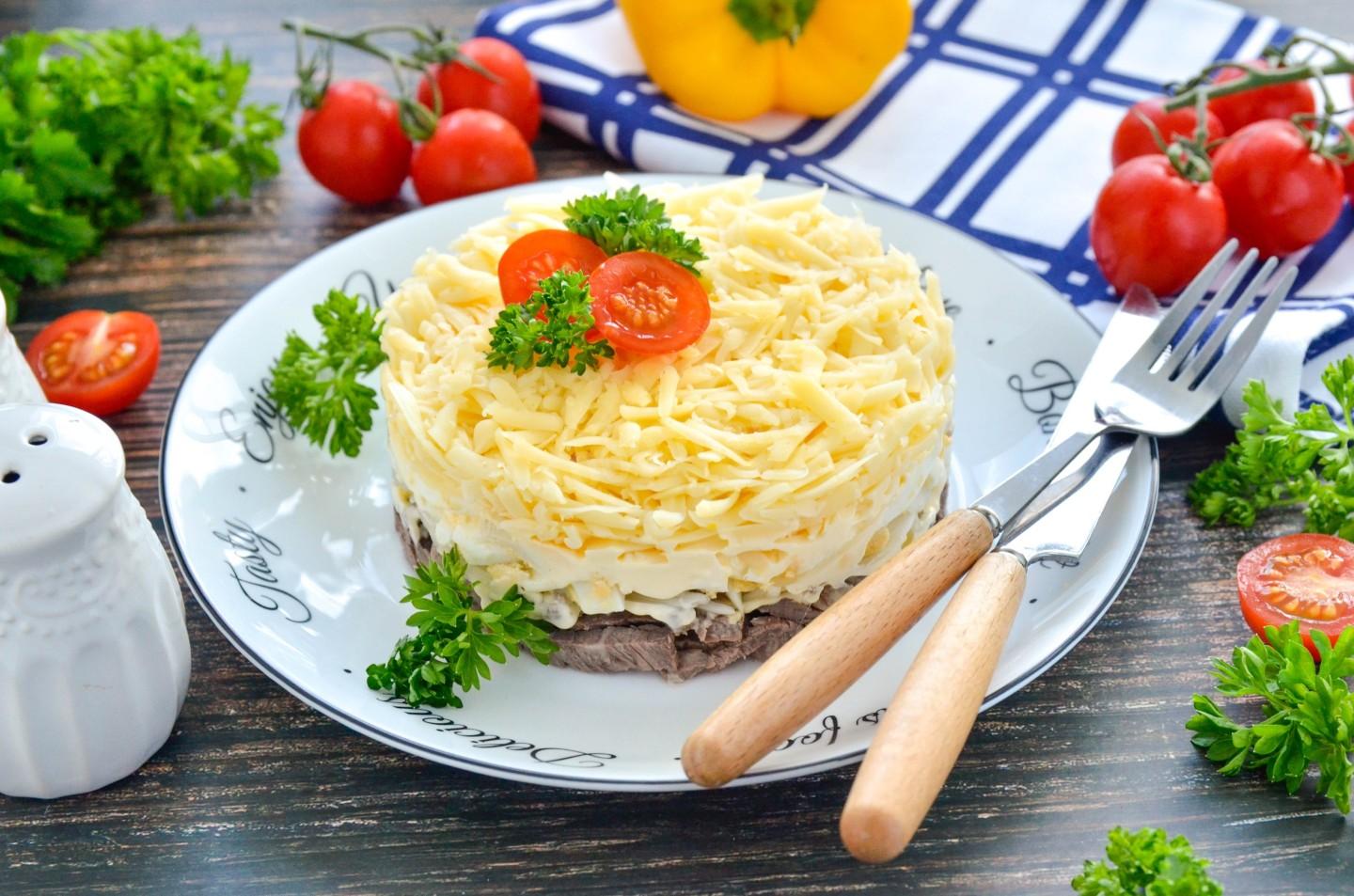 Шаг 10 приготовления Салат из мяса и лука