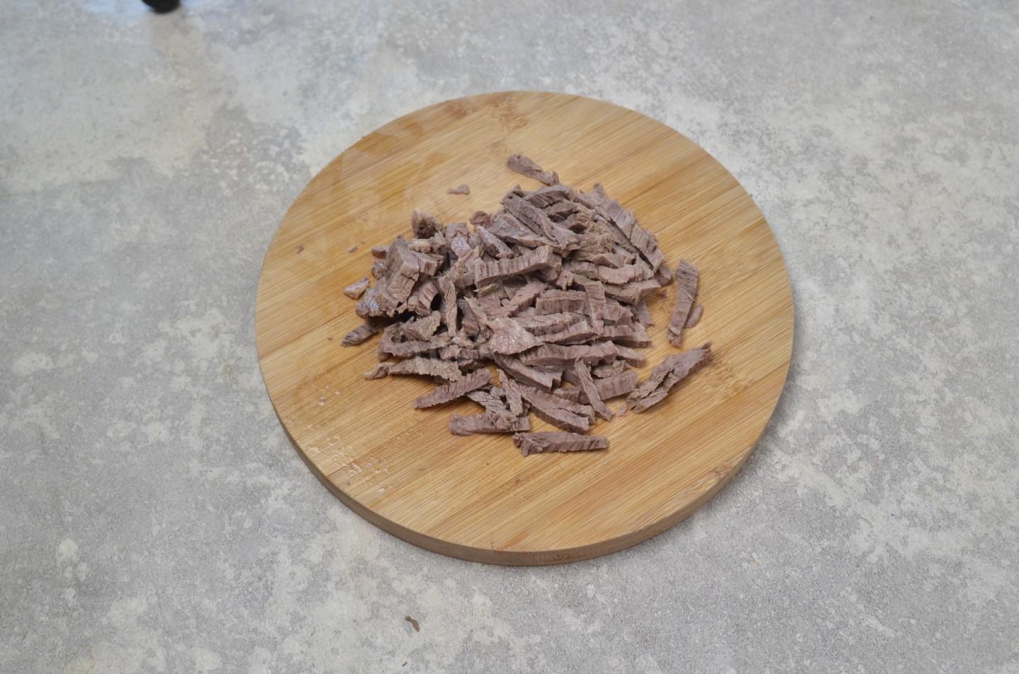 Шаг 3 приготовления Салат из мяса и лука