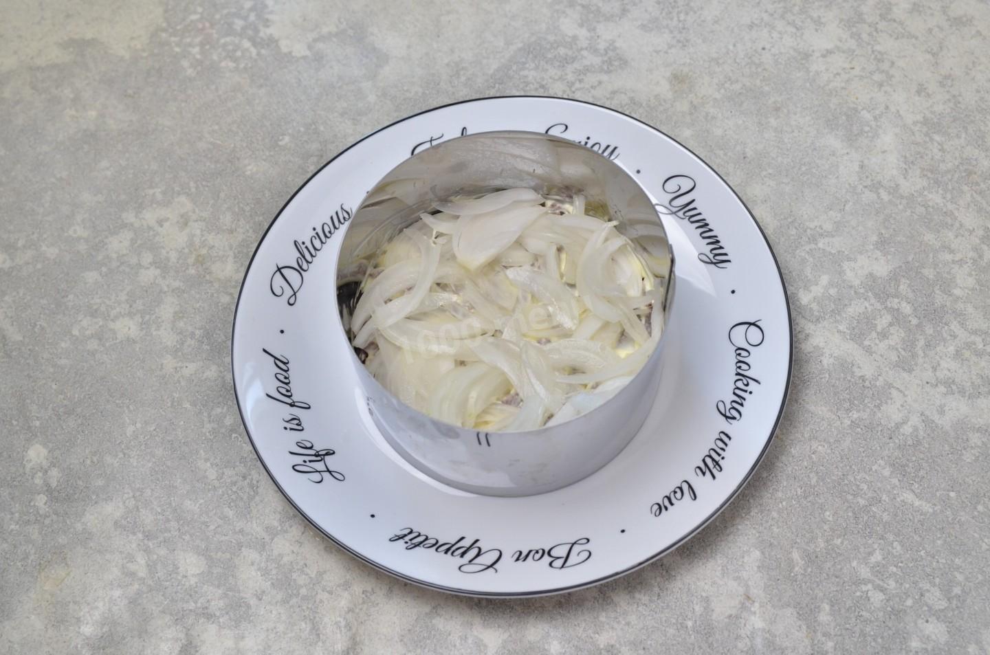 Шаг 7 приготовления Салат из мяса и лука