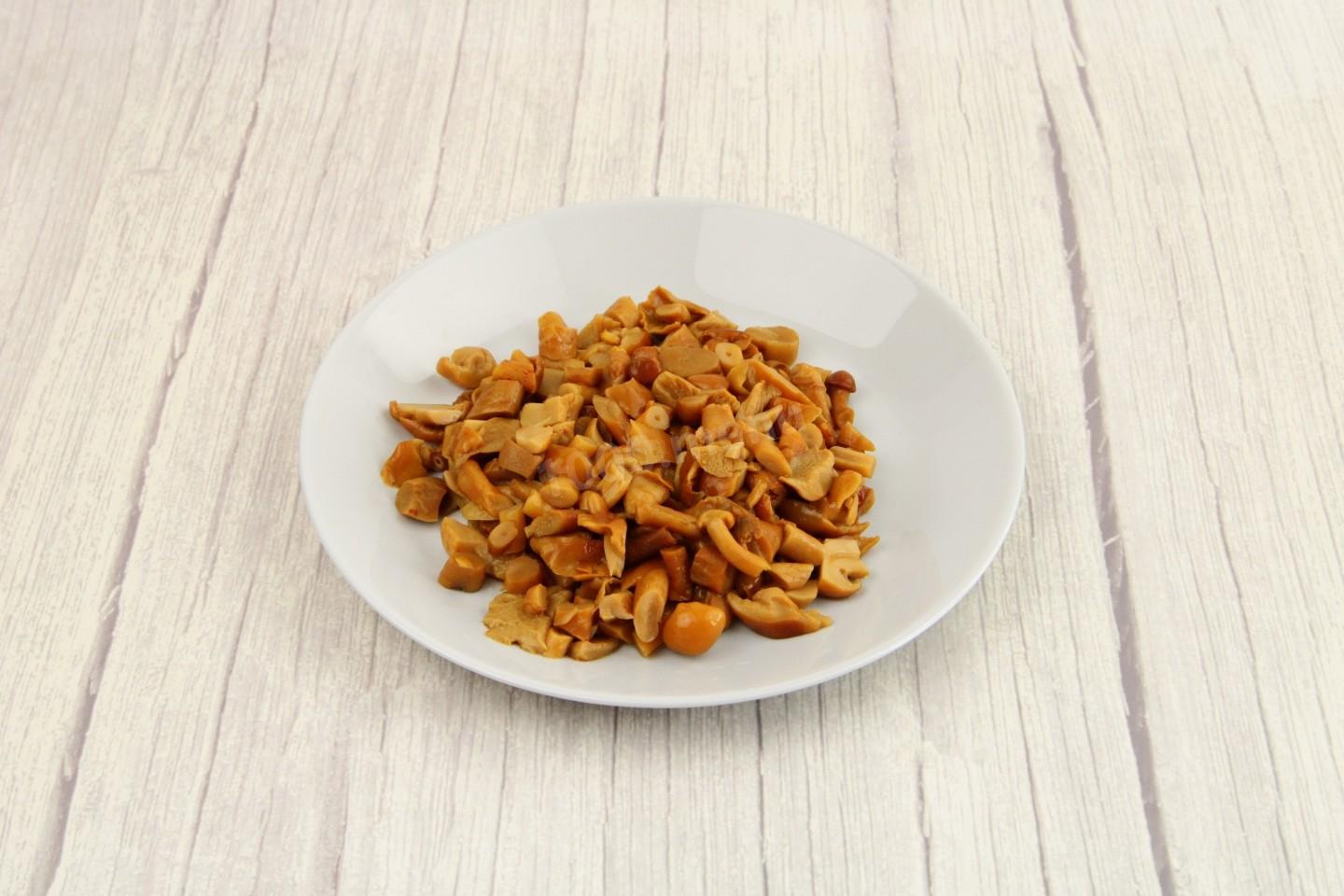 Шаг 5 приготовления Салат жар птица с курицей и опятами