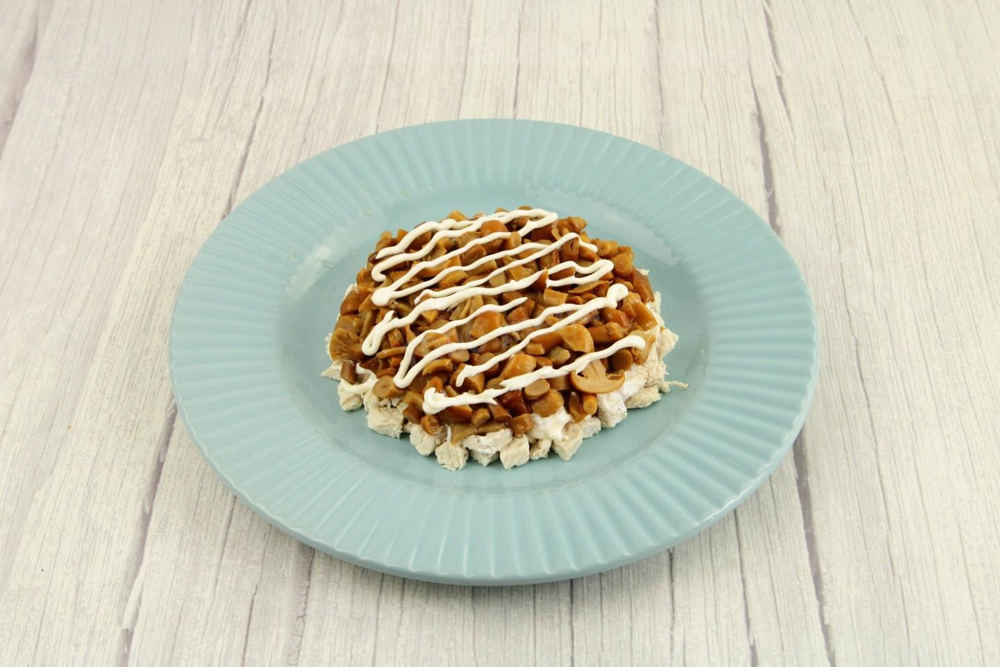 Шаг 8 приготовления Салат жар птица с курицей и опятами