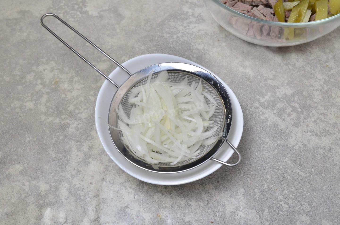 Шаг 5 приготовления Шахтерский салат с солеными огурцами и мясом