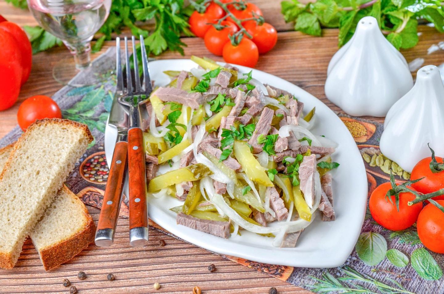 Обложка рецепта Шахтерский салат с солеными огурцами и мясом