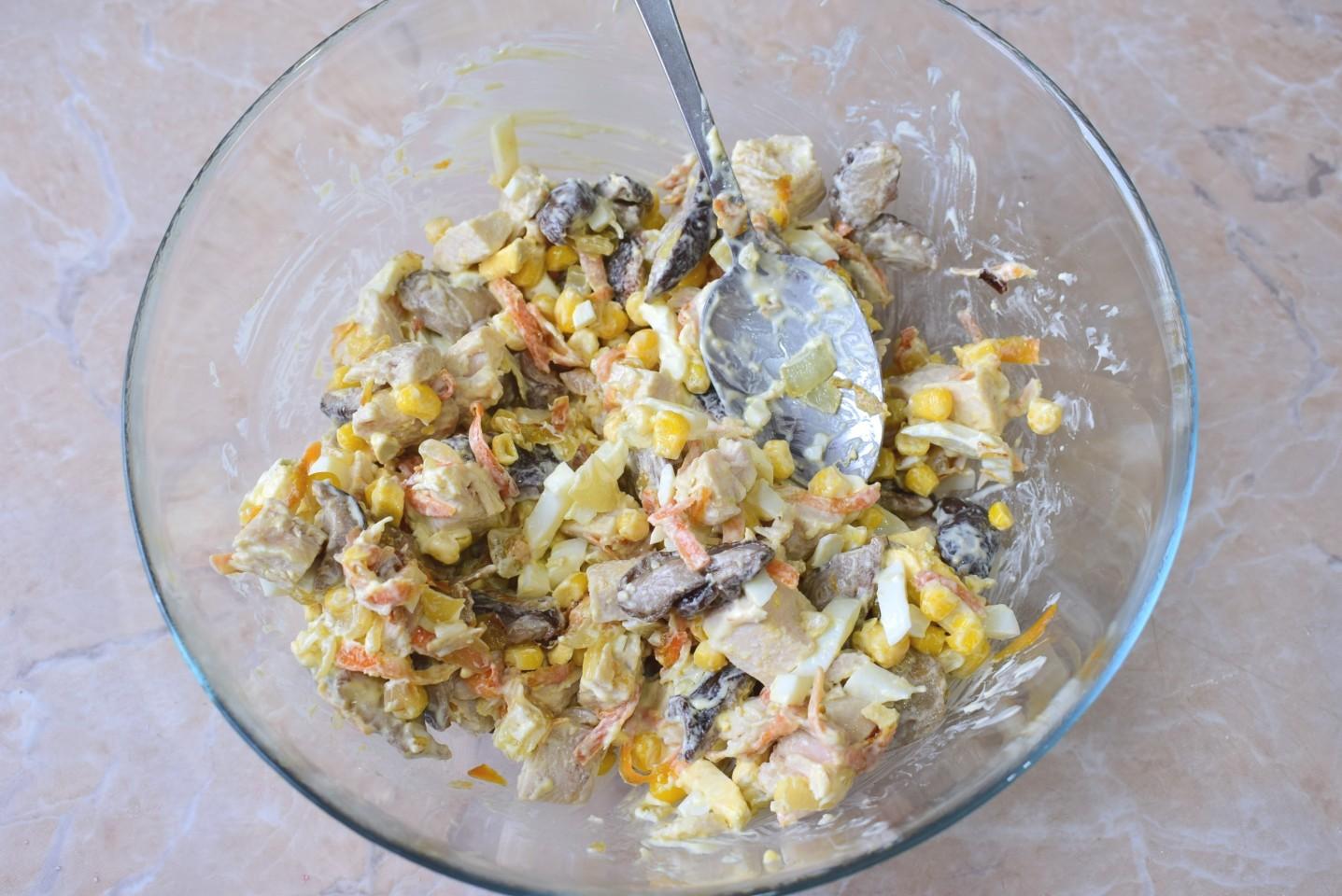 Шаг 8 приготовления Салат с кукурузой грибами и курицей