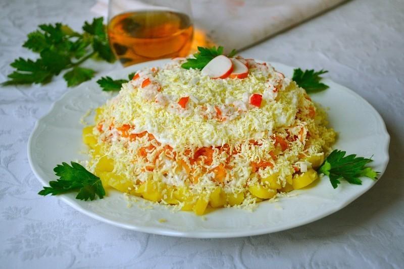 Шаг 10 приготовления Салат с крабовыми палочками и картошкой