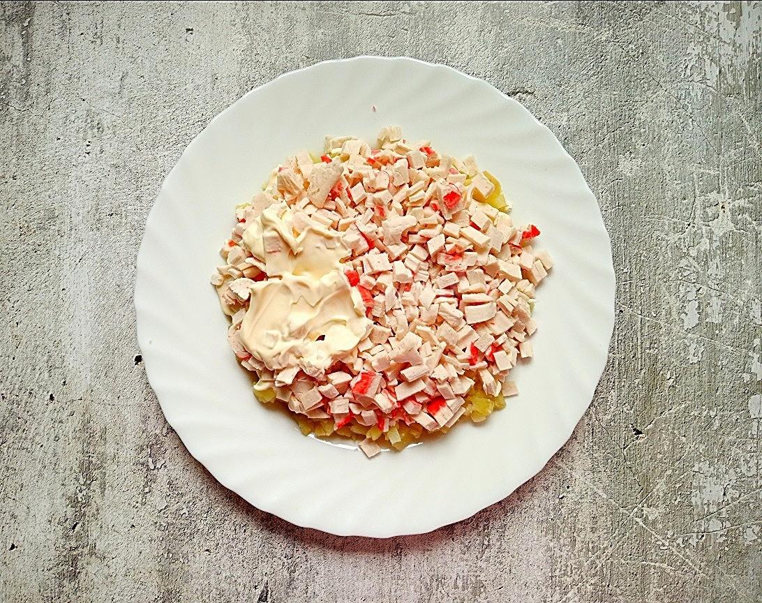 Шаг 6 приготовления Салат с крабовыми палочками и картошкой