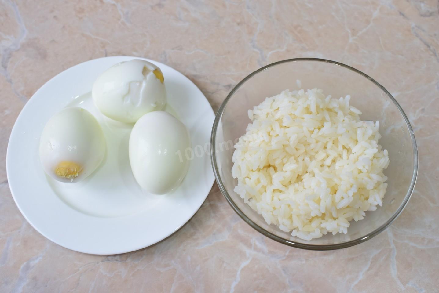 Шаг 2 приготовления Салат из рыбных консервов с рисом и яйцом