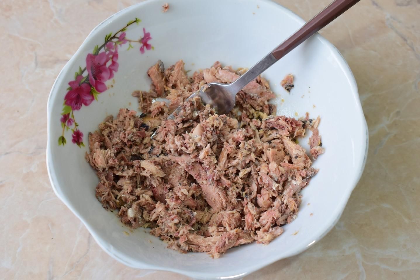 Шаг 4 приготовления Салат из рыбных консервов с рисом и яйцом