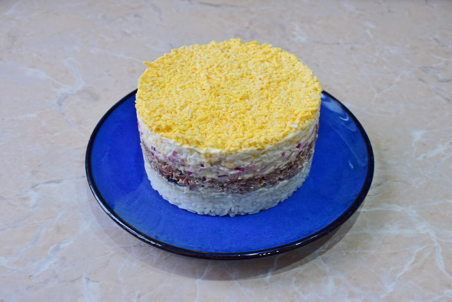 Шаг 9 приготовления Салат из рыбных консервов с рисом и яйцом